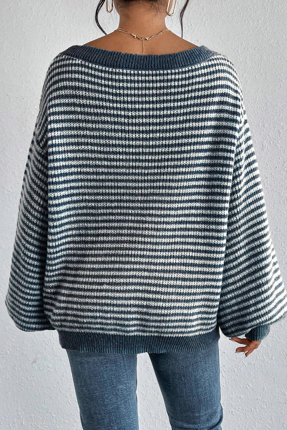Elvira Damegenser | Blå-Hvit Stripet Off-Shoulder Strikkegenser