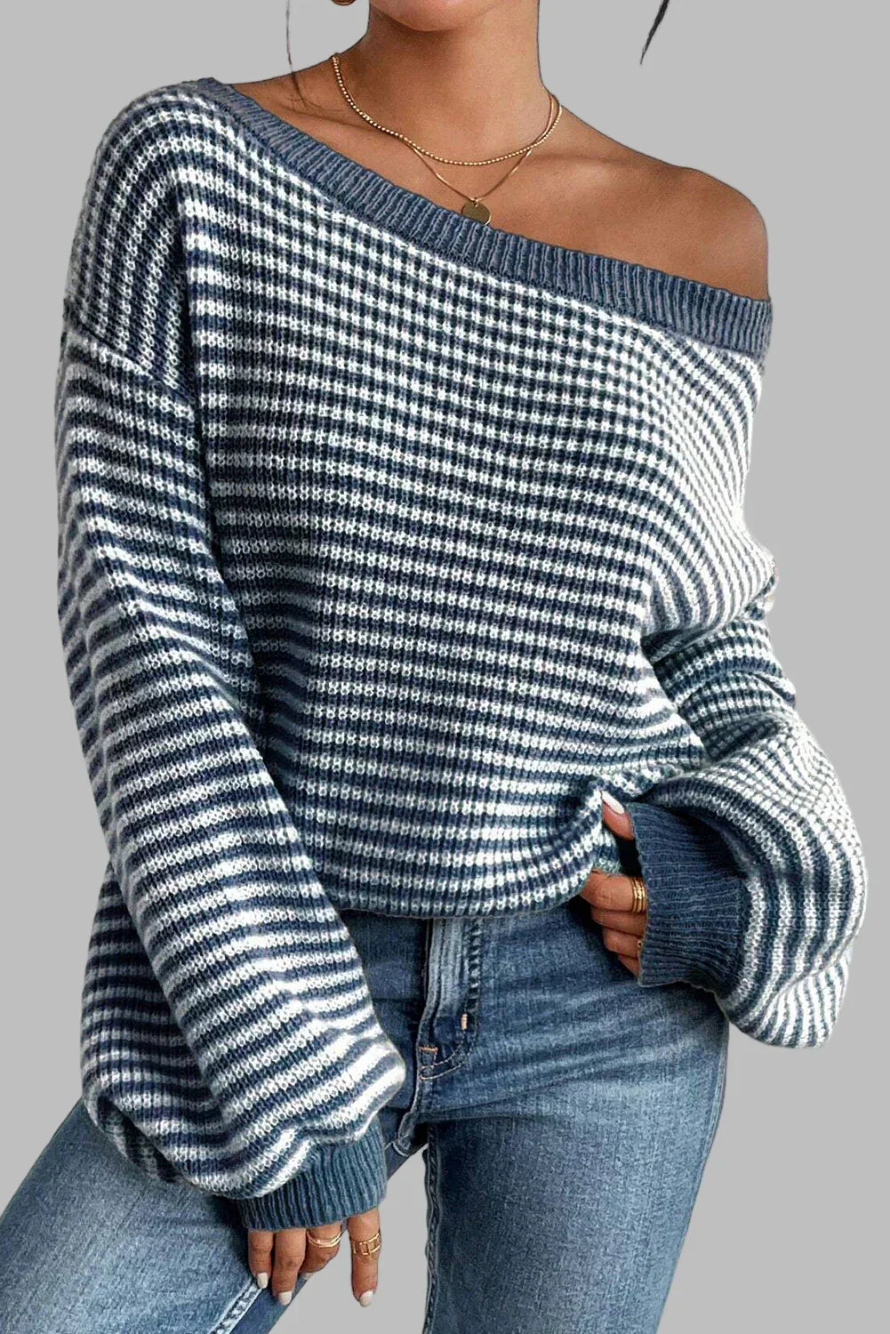 Elvira Damegenser | Blå-Hvit Stripet Off-Shoulder Strikkegenser