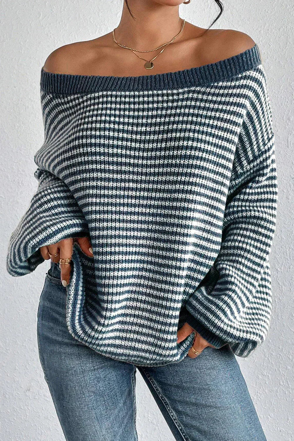 Elvira Damegenser | Blå-Hvit Stripet Off-Shoulder Strikkegenser
